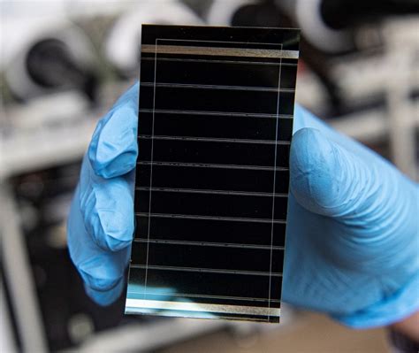  Perovskite: วัสดุสุดล้ำแห่งอนาคต ที่จะปฏิวัติอุตสาหกรรมพลังงานแสงอาทิตย์และเซ็นเซอร์!!